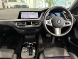 コックピットは、BMWらしくセンター・コンソールがドライバーに向けて傾けられた設計になっています。