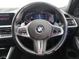 BMWのステアリングのリムは、一般的なものより少し太めにデザインされています。 これはタイヤやステアリングシャフトなどを介して伝わる路面からの入力を、しっかりと把握するためです。