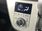 【オートエアコン】一度お好みの温度に設定すれば、車内の温度を検知し風量や温度を自動で調整。暑い&hellip;寒い&hellip;と何度もスイッチ操作をする必要はありません。快適な車内空間には必須の機能ですね♪