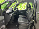 前席はゆとりある座面で、運転席と助手席それぞれにヘッドレストを装備。前方の視界も広く、足元まで見渡しやすい空間で、乗り降りもしやすい構成です。