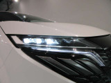 アダプティブLEDヘッドライトシステムです対向車や先行車に照射しないよう自動でハイビームの照射範囲を切り替えます 夜間走行時とても役立ちます