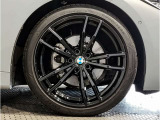 【BMWアロイホイル】軽量かつ強度に拘ったアロイホイル。走行性能ポテンシャルを引き出す設計。車の足元を引き締めてくれる大きなポイントはアロイホイルです。