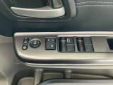 運転席のスイッチで全てのウィンドウの開閉操作を行うことができます。ロックボタンをONにしておくと、運転席以外のウィンドウは作動しないのでお子様を乗せているときなども安心ですね♪
