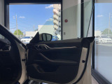 当店では第三者機関による車両品質鑑定を導入し、修復歴車を排除。鑑定書が発行されますので、ぱっと見ただけでは分からない箇所まで納得した上でご検討いただけます。※一部未実施の場合がございます。