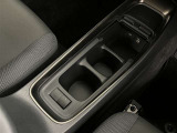 便利なカップホルダーを装備しています。缶ジュースを開けて運転していると振動で倒れないかヒヤヒヤ、意外と置き場に困るもの。 意外に重要な装備ですね。