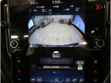 後方映像を11.6インチディスプレイに表示し、ステアリング連動ガイドラインが駐車をサポート。さらに後退時はリヤ4センサーが障害物を検知し、必要に応じてブレーキが作動します。