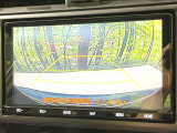 【バックカメラ】駐車時に後方がリアルタイム映像で確認できます。大型商業施設や立体駐車場での駐車時や、夜間のバック時に大活躍!運転スキルに関わらず、今や必須となった装備のひとつです!