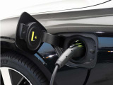 専用コードを接続するだけで簡単に充電が行えます。プラグインハイブリッドモデルは、走行中の充電のほか、自宅などに設置された充電機器からの充電が可能です。
