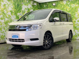 水平基調のフロントグリルとすっきりした車体の組み合わせが、洗練された印象を演出。白いボディが明るく映え、前方から側面へ続く伸びやかなスタイルも魅力です。