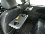 ◆シートバックテーブル◆フロントシートの背面に後席用のテーブルがついています。小物が置けて!カップホルダーもあります、ドライブ中や休憩時にも便利なテーブルです。