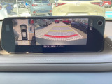 狭い場所での駐車やすれ違いなどでより的確な運転操作に役立つ360&deg;ビューモニターが装備されています。