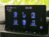 大きな画面にナビや電話、設定、カメラ、オーディオの項目が並び、目的の機能を選びやすい表示です。ホーム画面から必要なメニューを確認でき、日常の移動をサポートします。