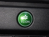 葉っぱマークのECONスイッチ!スイッチをONにするだけで、エンジンやエアコンなどを協調制御。燃費の向上に貢献します!