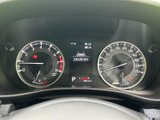 速度やエンジン回転数などを確認できるメーターに加え、中央には車両情報を表示。必要な情報を運転席から把握しやすく、日々の運転を支えてくれます。
