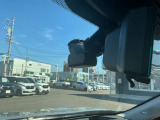 【ドライブレコーダー】交通事故やあおり運転に遭った際の客観的な証拠として機能するほか、駐車中のトラブル監視や安全運転の意識向上にも役立ちます。