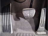 【ペダル】BMWはオルガン式アクセルペダルを採用しています。踏み込む足とペダルが同じ軌跡を描くため、かかとがずれにくく、アクセルコントロールがよりしやすくなるメリットがあります。