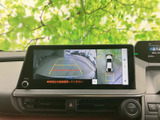 後方の映像に加えて車両周辺の状況も画面で確認でき、駐車時の安全確認をサポートします。ガイド表示も備わり、車庫入れや狭い場所での取り回しに役立つ装備です。