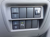 【踏み間違い衝突防止アシスト】 駐車操作中ブレーキが遅れ障害物と衝突する危険を察知したり、ブレーキとアクセルを間違え踏み込んだ時、クルマがエンジン出力やブレーキを制御し衝突防止を支援します。