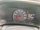 速度計とデジタル表示をひと目で確認できる配置で、運転中も必要な情報を把握しやすいメーターまわりです。日々の移動を支える見やすさに配慮された構成です。