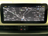 交通状況や天候などの情報をリアルタイムで表示。スマホとの連携により目的地の設定、駐車場や給油所も検索も可能です。