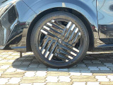 純正アルミホイール。タイヤサイズは205/50R17です。