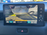 バック駐車が苦手な方や、初めてのお車で不安な方も安心。後方の映像をナビ画面に表示するため、周囲を確認しながらスムーズに駐車できます。