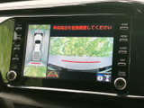 車両周辺の映像を画面で確認でき、駐車時の目視確認をサポートします。複数の視点を切り替えて周囲を把握しやすく、駐車や切り返しの際に頼れる装備です。