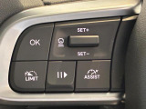 アクティブクルコンは車両レーダーが前方車を検知、設定した速度よりも遅い車両が現れても、設定された車間距離を保つためにエンジンブレーキとシフトダウンによって自動減速します。車間距離が開けば、設定された速
