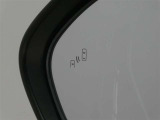 ブラインドスポットモニターです。走行中、ドアミラーでは確認しにくい後側方の車両を検知し、注意喚起をしてくれるので車線変更も安心です。