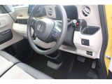 足元もフラットな作りになっていて、のびのびと運転できます。