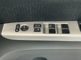運転席のスイッチで全てのウィンドウの開閉操作を行うことができます。ロックボタンをONにしておくと、運転席以外のウィンドウは作動しないのでお子様を乗せているときなども安心ですね♪