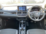 運転席まわりはメーターや画面を見渡しやすく、前方の視界も広々。シートに腰掛けたときの落ち着いた空間と、すっきりした足元で毎日の移動を快適に支えます。