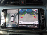 アラウンドビュー付き。上空から車両を見下ろしたような画像に加工された映像をディスプレイで確認しながら車庫入などができ大変便利です。