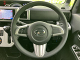 手元にスイッチ類が集まり、運転姿勢を保ちながら必要な操作にアクセスしやすい設計です。メーターや前方の様子も視界に入りやすく、日々の運転を支えてくれます。