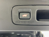 【パワーテールゲート】スマートキーのリモコンまたは運転席ドア・テールゲートのスイッチ操作で自動的に開閉します。女性の方でも楽々開閉出来て、とても便利です
