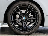 【BMWアロイホイル】軽量かつ強度に拘ったアロイホイル。走行性能ポテンシャルを引き出す設計。車の足元を引き締めてくれる大きなポイントはアロイホイルです。