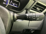 レバーには各種ライト操作に関する表示があり、運転席から目で確認しやすい設計です。必要な操作を手元で行えるため、夜間や天候の変化にも対応しやすい装備です。