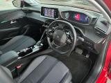 運転席周辺は、プジョー独自の設計思想が生み出した『i-Cockpit』
