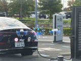ヘッドアップディスプレイが必要な情報を前方視界に表示。運転中の視線移動を抑え、確認を支援します。