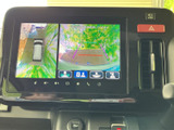 後方の映像に加え、車両周辺を上から捉えた表示も確認でき、駐車時の周囲確認を助けます。画面表示を活用して、落ち着いて車庫入れを行えます。