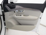 運転席ドアの全景です。キャビンを彩るすべてのものに、機能を形にした美しさが備わっています。