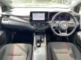 【運転席周り】NISMO専用の赤のスポーティなインテリア