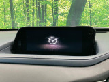 【8.8インチマツダコネクト】車内の雰囲気にマッチした大型のディスプレイ。スマホ接続でのナビ使用やBluetooth再生等、様々な機能が楽しめます。直感的なダイヤル操作が可能で、使い勝手も良好です。