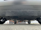 前側から見た下回りです。アンダーカバーやタイヤディフレクターによって空気の流れを整え、低燃費に貢献しています。