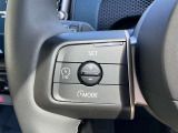 【アクティブクルーズコントロール】ドライバーが任意で設定した速度をベースに、先行車との車輛距離を維持しながら自動で加減速を行い、高速走行をサポートします。車両停止や再加速も自動で行う為、渋滞時も軽減