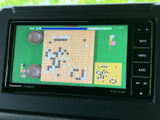 テレビ映像を楽しめる画面を備えており、停車中の休憩時間にも活用できます。見やすいサイズで表示され、車内でひと息つく際の楽しみを広げてくれる装備です。