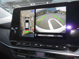 アラウンドビューモニター付き。空から見下ろしているかのようにクルマの周りの安全をディスプレイに映し出してくれます。周囲の状況がひと目で把できるため見通しの悪い場所での駐車もスムーズですよ。