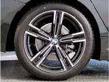 【BMWアロイホイル】軽量かつ強度に拘ったアロイホイル。走行性能ポテンシャルを引き出す設計。車の足元を引き締めてくれる大きなポイントはアロイホイルです。