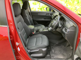 前席は運転席と助手席が並び、シートや足元の様子を確認しやすい配置です。着座時には前方や周囲を見渡しやすく、乗り降りの際もゆとりを感じられる空間が広がります。