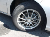 15インチアルミホイール付き。タイヤサイズは175/65R15